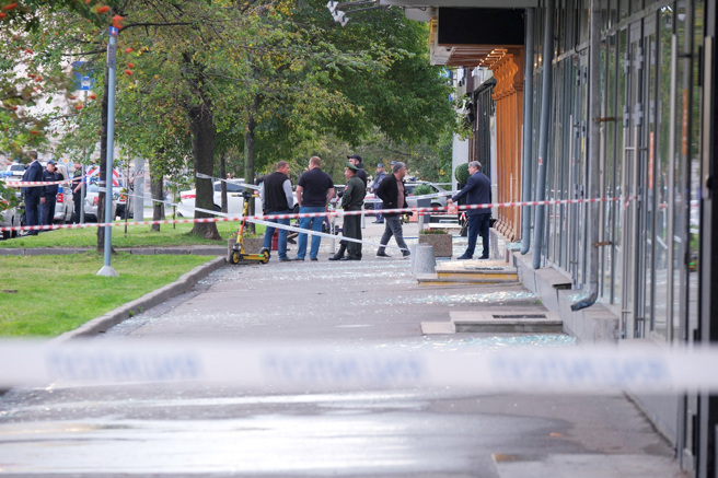 圖為224日無人機墜毀擊中莫斯科市中心大樓，窗戶碎片散落一地。（圖／路透社）