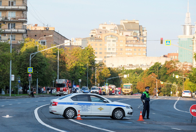 莫斯科市中心24日清晨遭無人機攻擊後，當局封鎖部分道路。（圖／路透社）