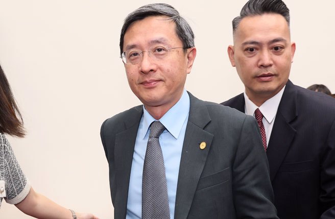 立法院经济、内政、外交及国防等六委员会24日联席审查台美21世纪贸易倡议首批协定，外交部次长李淳（左）出席。（刘宗龙摄）