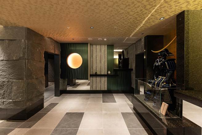 HAYASE餐厅设计以城堡小镇仙台为主题，可欣赏到从日本订制，与原物同尺寸復刻的日本战国时期武将「伊达政宗」的盔甲进行装饰。(JR东日本大饭店台北提供)