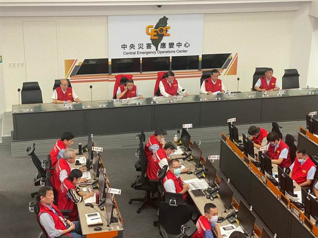 中颱杜蘇芮恐將成為4年來首個直撲台灣的颱風，內政部長林右昌21日上午視察消防署，聽取交通部、農委會、海委會等單位簡報。（高鈞麟攝）