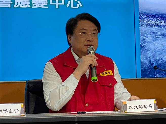 林右昌指示相關單位必須上緊發條，做好防颱整備工作。（高鈞麟攝）