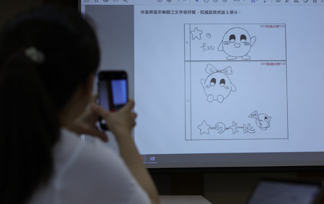 有考生画任天堂游戏中的角色卡比或进行素描，大考中心代理主任黄璀娟，考生画的满可爱的，但已经违规。（图／记者陈俊吉摄影）