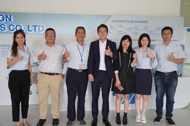 （率队参访辉创泰国厂的高雄经发局长廖泰翔（左四）表示，将持续协助辉创技术研发、人才媒合等方面的需求，携手合作扩大海外商机。图／高雄经发局提供）