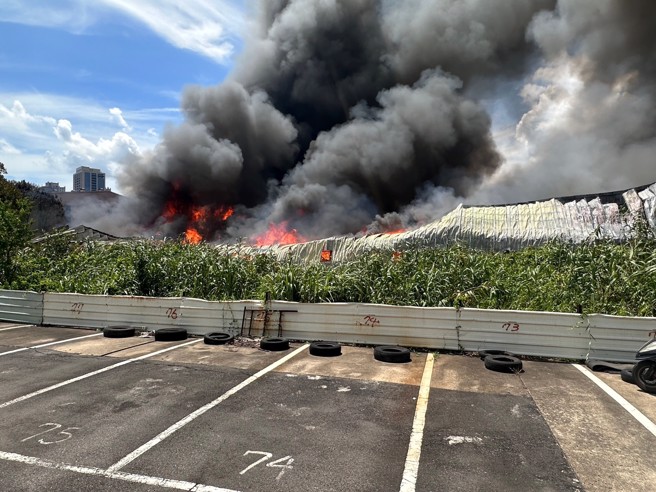 2家具1汽车美容厂50分钟内就烧光 ，共有3人送医。(戴志扬翻摄)
