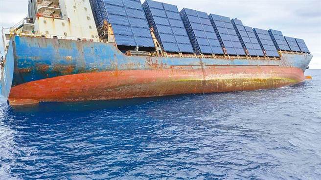 天使轮甲板上原有600只空柜，在沈船后全数脱鉤、漂流在海面上。（本报资料照）