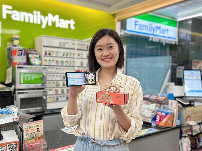 7月26日至8月22日使用全家APP「我的公益」捐款功能，单笔捐款满1000元以上，可获限量款石虎公仔。（全家提供／朱世凯台北传真）