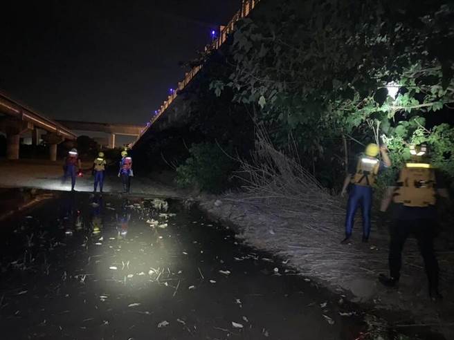 消防队锁定大度桥周边长300米、宽50米的范围进行搜索，不过消防员昨夜至今已经搜救超过12小时，可惜至今仍没有找到妇人下落。(彰化县消防局提供／吴建辉彰化传真)