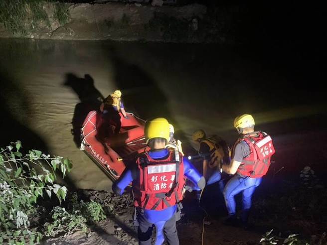 由于大肚溪流湍急，消防人员派出橡皮艇、空拍机等协助搜索，直到中午前仍未寻获妇人。(彰化县消防局提供／吴建辉彰化传真)