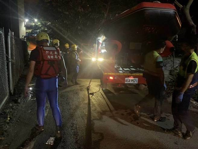 消防队23日深夜11点左右，派出大批消防队员前往搜救，一路搜索到凌晨仍无所获，桥上也没有找到任何遗书等物品。(彰化县消防局提供／吴建辉彰化传真)
