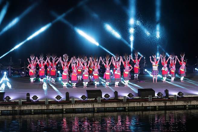 花莲吉祥物红面鸭即日起至8月13日在寿丰乡鲤鱼潭FUN暑假，会场除安排水舞秀，也有演出原住民族舞码的水上剧场。（花莲县政府提供／罗亦晽花莲传真）