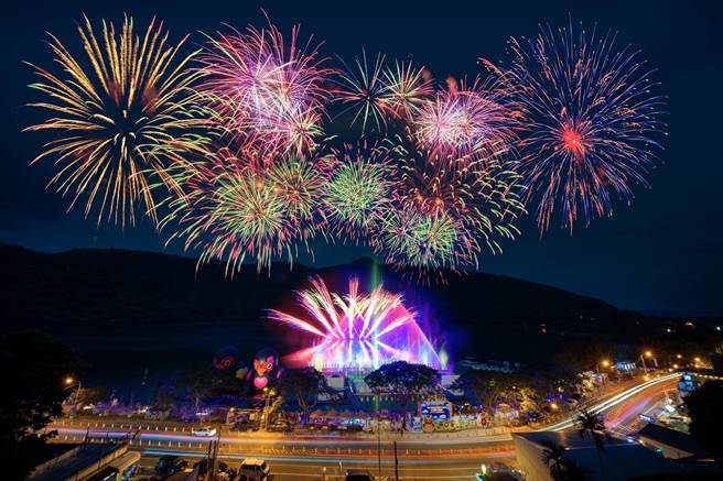 花莲吉祥物红面鸭即日起至8月13日在寿丰乡鲤鱼潭FUN暑假，会场除安排水舞秀，每周三、五、六、日晚间9点还有长达120秒的「星空烟火秀」。（花莲县政府提供／罗亦晽花莲传真）