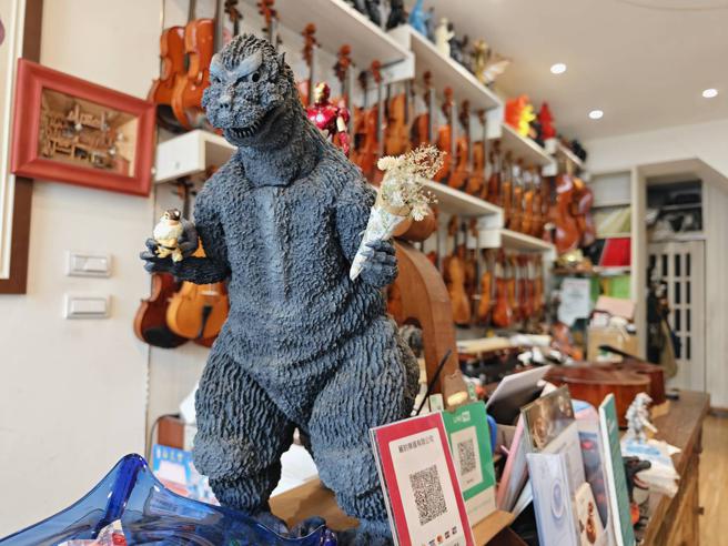 王宇寧觉得哥吉拉是打不死的怪兽之王，对他的人生观有很正面的启发。（图片来源：高雄市青年局提供）
