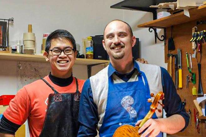 王宇寧前往义大利学习制琴，店内墙上挂着他与老师Gianluca Zanetti合照。（图片来源：王宇寧提供）
