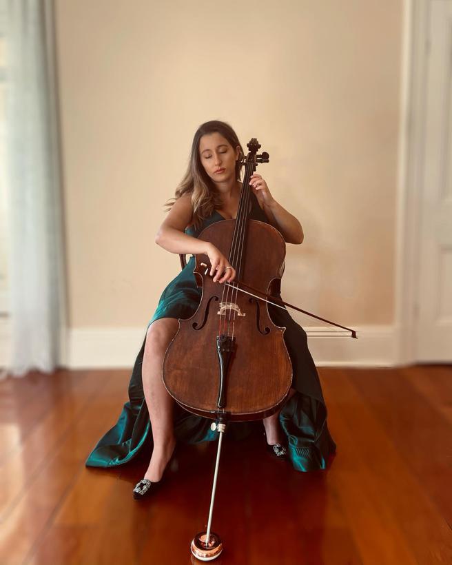 大提琴家Steph Stamopoulos 演奏时使用提丰。（图片来源：高雄市青年局提供）
