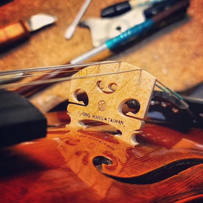 王宇寧制琴时会鐫上「TAIWAN」字样。（图片来源:翻摄自「丽的乐器&王宇寧提琴工作室」脸书粉专）