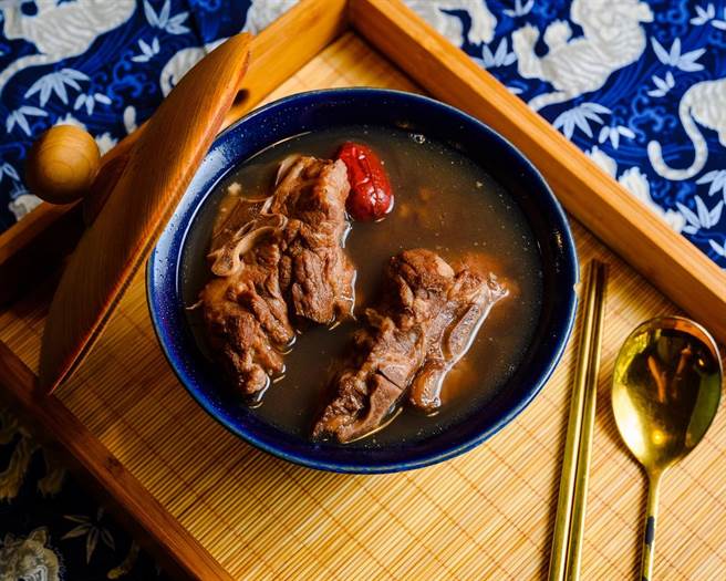 「博仁堂」以百年祖傳漢方煲出多種養生湯品，如今在台北也能吃到。（屾屾市提供／朱世凱台北傳真）