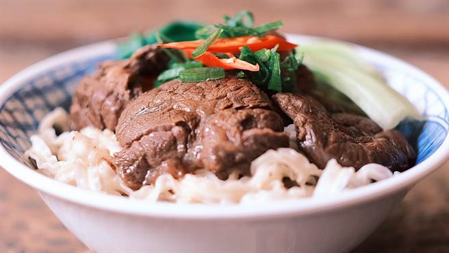 創立半世紀的牛肉湯老店「阿村牛肉湯」，將在市集帶來極限定的乾拌牛肉拌麵。（屾屾市提供／朱世凱台北傳真）