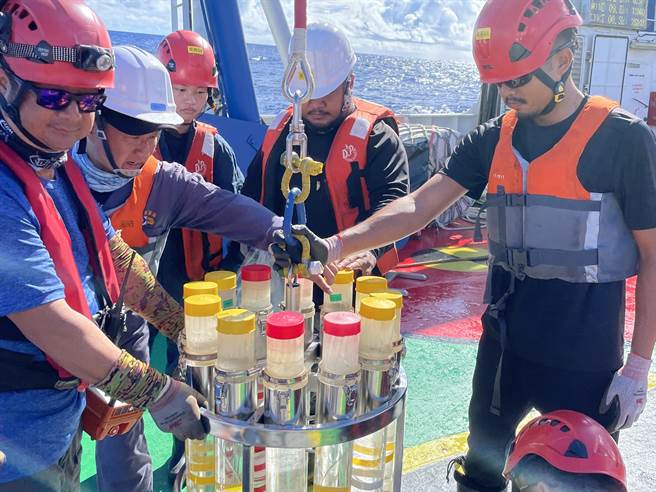 国立中山大学与帛琉农渔暨环境部等单位签署合作备忘录，双方未来将强化蓝碳经济、气候变迁、海洋生态系统保护及多样性等面向的研究合作，共同进行海洋研究。（国立中山大学提供／袁庭尧高雄传真）