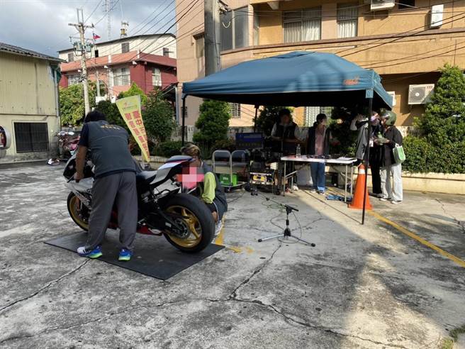 太平警分局动用近20名警力于长龙路段执行「环、警、监」联合稽查勤务，严格取缔缔噪音、不当改装车体等违规。（太平警分局提供／冯惠宜台中传真）