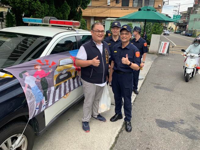 太平警分局于长龙路段执行「环、警、监」联合稽查勤务，头汴里里长江思涵自掏腰包慰劳警方。（太平警分局提供／冯惠宜台中传真）