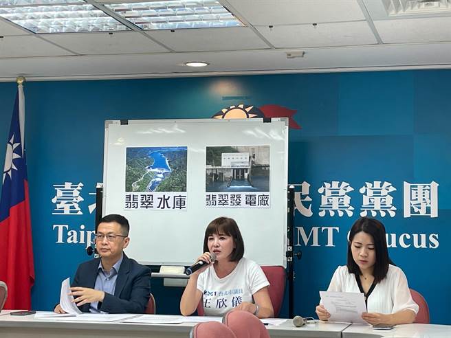 国民党立委参选人罗智强日前抛出筹组「政党轮替大联盟」，遭炮轰而急喊卡。但有前总统马英九好友之称的律师陈长文喊话，「请侯发起政党轮替大联盟」，国民党主席朱立伦23日在全代会指出，国民党重返执政后将组「执政大联盟」。罗智强表示，非常感谢朱立伦、陈长文还他公道。（刘彦宜摄）