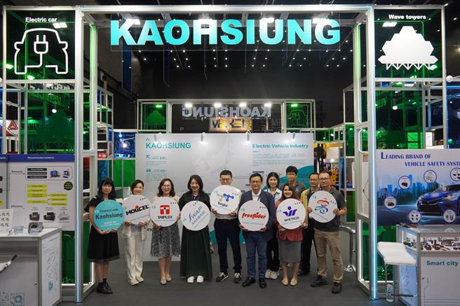 高市府经发局携手在地电动车业者建置的高雄馆，短短三天创下佳绩，现场订单预估达新臺币约5000万元，未来衍生商机达新臺币至少约2亿元以上。（高市经发局提供）