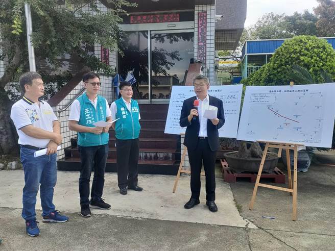 台中市清水区吴厝里用户争取自来水延管，经立法院副院长蔡其昌（右1）争取纳入前瞻计画无自来水供水改善计画第4期经费补助进行，预计8月中旬施作、9月底完工通水。（潘虹恩摄）