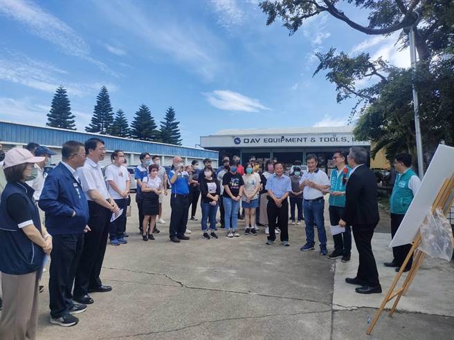 立法院副院长蔡其昌23日于吴厝一街举办自来水延管工程会勘说明进度。（潘虹恩摄）