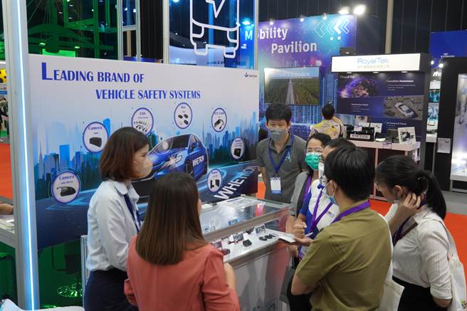 高市府经发局携手在地电动车业者建置的高雄馆，短短三天创下佳绩，现场订单预估达新臺币约5000万元，未来衍生商机达新臺币至少约2亿元以上。（高市经发局提供）