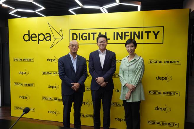 高雄馆参展厂商向买主介绍产品。（高市经发局提供）