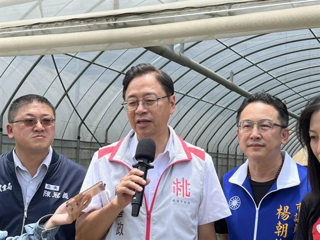 桃园市长张善政表示，副市长王明鉅已与新北、台北和基隆的副市长成立群组，机动待命讨论是否放颱风假。（陈梦茹摄）