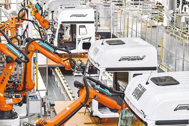 图为机器人进行车辆玻璃装配及上胶工作。（图／新华社）