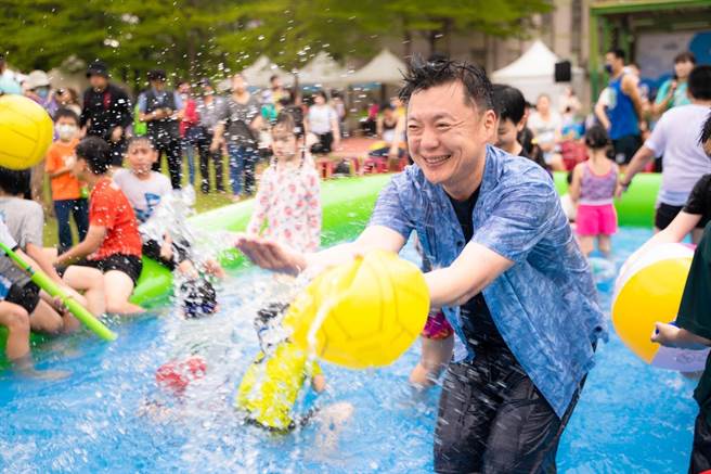 民進黨立委趙天麟發起「一起樂活」系列活動22日登場，系列活動中「一起！樂活移動樂園—氣墊城堡童樂會」、「一起！卡拉OK大賽」深受大家歡迎。（趙天麟提供／洪浩軒高雄傳真）
