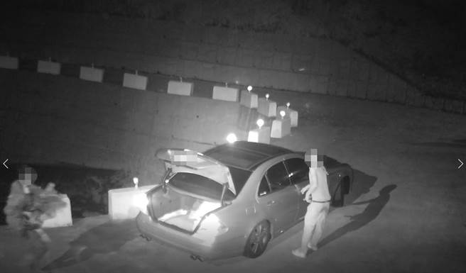 盗伐集团利用暗夜偷锯珍贵林木。（警方提供／李京升苗栗传真）