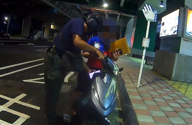 李姓女子要求高姓外送員代墊4000元款項，卻遭對方識破詐騙伎倆，雙方爆發衝突。（翻攝臉書爆料公社）