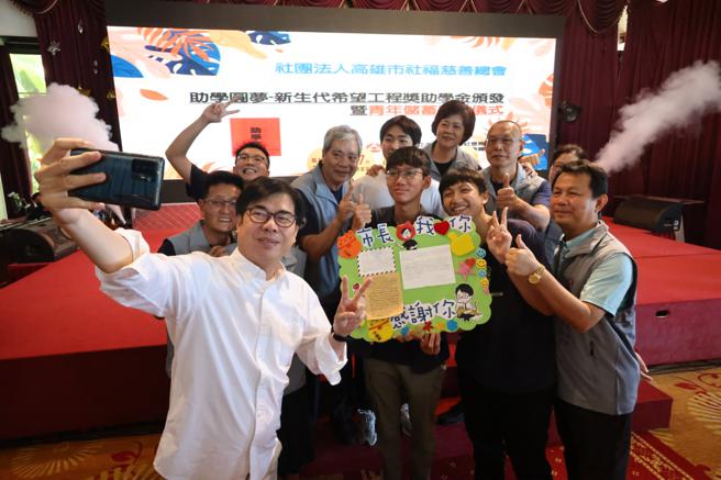 陳其邁強調，每一個人都不應該被遺忘，都是社會重要的一份子，高雄市社福力六都第一，有賴於慈善團體的協助。（圖片來源：高雄市政府新聞局提供）
