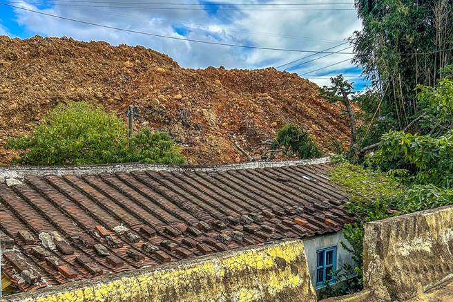 台电北区施工处在湖口乡发包的工程，厂商将土石堆放在私有地有4、5层楼高，其旁并有民宅。（吴淑君提供／罗浚滨新竹传真）