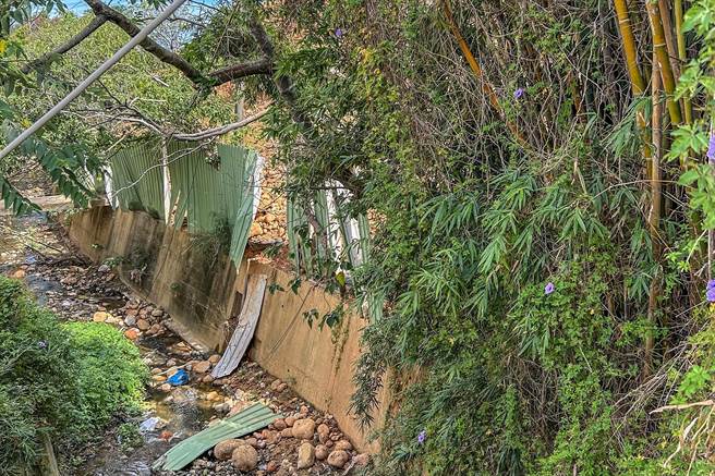 台电北区施工处在湖口乡发包的工程，厂商将土石堆放在私有地，铁皮围篱多有破损，颱风豪雨将流入野溪造成灾害。（吴淑君提供／罗浚滨新竹传真）