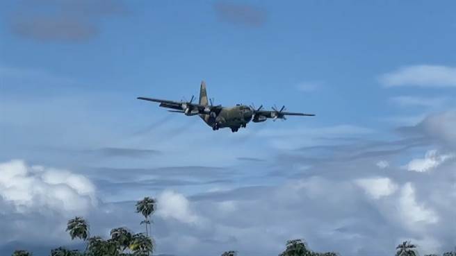 「汉光39号演习」首日，空军台东志航基地进行「战力保留」科目，有3架C-130H运输机由屏东飞往台东。（民眾提供／萧嘉蕙台东传真）