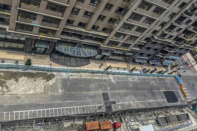 竹北天坑案，道路检测安全，丰邑建设指近日会将庄敬六街全面刨除重铺。（丰邑建设提供／罗浚滨新竹传真）