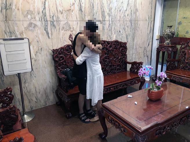 53岁菲律宾J姓妇人与失散22年的儿子重逢，2人深情拥抱。（读者提供／洪荣志台南传真）