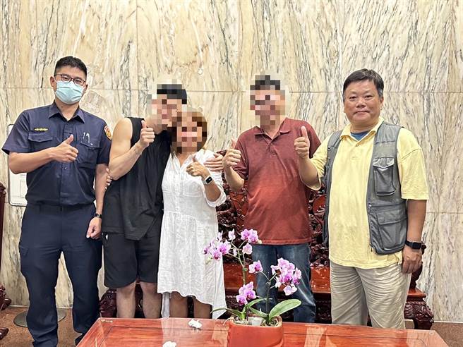 53岁菲律宾J姓妇人在台南市警一分局德高所员警等人的协助下，终于与失散长达22年的27岁儿子喜相逢。（读者提供／洪荣志台南传真）