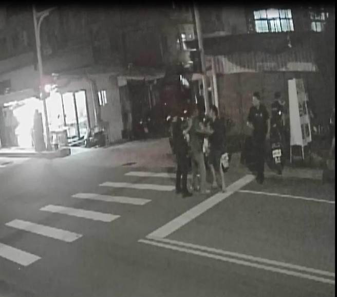 一对情侣与2名友人疑因酒后爆发口角引起「大乱斗」，金门警方获报到场处理。（警方提供）