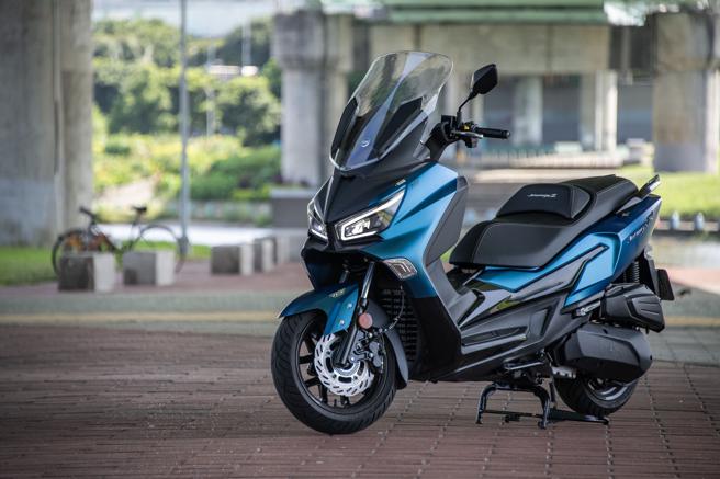 2023年式JOYMAX Z+延续充满战斗气息的刀锋车头，分色双件的车身外观，图为曳光蓝新车色。（陈大任摄）