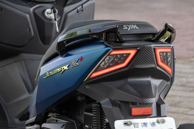 全新造型的LED双翼尾灯，让人一眼就能辨识出2023年式JOYMAX Z+。（陈大任摄）