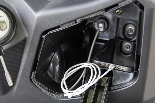 前方置物空间同时提供USB充电功能。（陈大任摄）