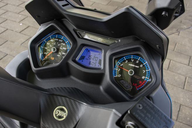 仪表造型前卫，中央为液晶显示幕。（陈大任摄）