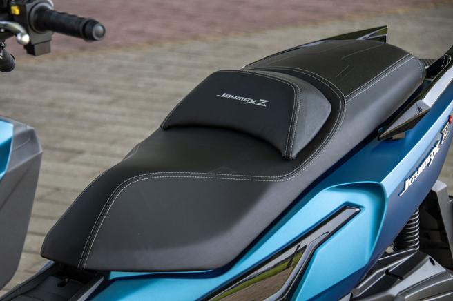 人因工程舒适靠垫（上有「Joymax Z」字样）并具两段可调。（陈大任摄）