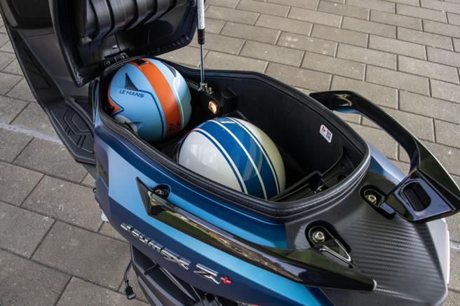 48L超大置物空间，实测可轻松放进两顶安全帽。（陈大任摄）